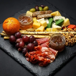 Italienische Antipasti Platte mit Mortadella, Pecorino und Ciabatta.