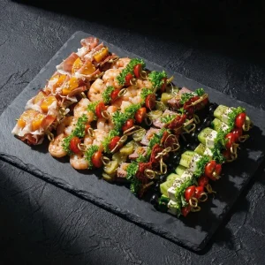 Catering Platte mit 48 Canapés: Schinken, Garnele und Feta.