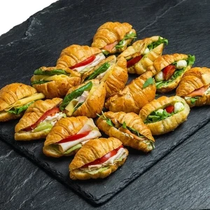 Croissant Box »4 Sorten – reich gefüllt« mit 16 Croissants: Chicken-Parmesan, Schinken-Käse, Cherry-Tomaten-Mozzarella und Lachs mit Basilikum-Omelett (Stuttgart).