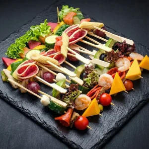 Catering Box mit 36 Fingerfood Spießen: Lachs, Garnele, Salami und Käse.