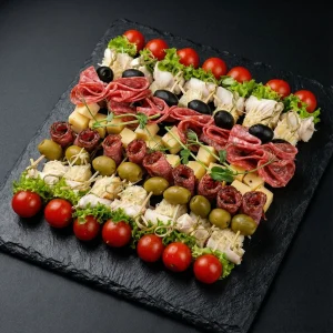 Große Fingerfood Box mit Caesar Spießen und Salami Käse Häppchen.