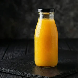 Frisch gepresster Saft Orange von Moment Catering Stuttgart in der 0,33-l-Glasflasche – ideal für Frühstück, Meeting und Event