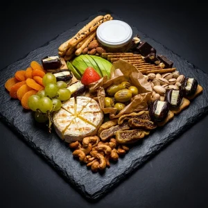 Grazing Box mit Käse, Nüssen, Obst und Schokolade für Weinabend.