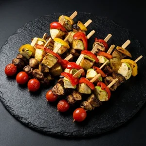 Grillspieß Box von Moment Catering Stuttgart mit 20 vegetarischen Grillspießen: Zucchini, Aubergine, Champignons, Paprika und Cherry-Tomaten – servierfertig für BBQ, Buffet und Business-Events in Stuttgart (ca. 1.000 g).