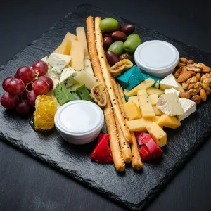 Exklusive Käseplatte Box mit Honigwabe, Nüssen und Trauben.