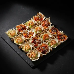 Mais-Wrap-Körbchen Box von Moment Catering Stuttgart mit 16 Fingerfood-Körbchen: gegrillte Garnele mit Guacamole und zartes Kalbfleisch in Teriyaki-Sauce mit Asia-Gemüse – ideal für Business-Events, Empfang und Catering in Stuttgart.