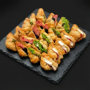 Mini Croissant Box mit 20 gefüllten Mini-Croissants (1.000 g): Bacon-Creme, Camembert, Salami und Räucherlachs-Pâté – Moment Catering Stuttgart