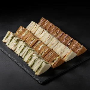 Mini Sandwich Box mit 36 Mini-Sandwiches (1.350 g): Pesto, Roastbeef, Bacon und Chicken – Moment Catering Stuttgart.
