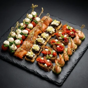 Große Fingerfood Platte für Partys mit Caprese Spießen, Garnelen und Bruschetta.