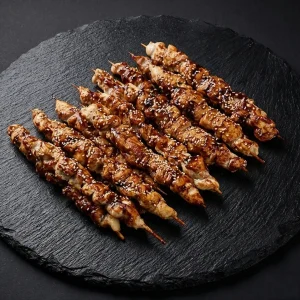 Spieß Box von Moment Catering Stuttgart mit 16 Chicken Teriyaki Spießen aus saftigen Hähnchenschenkelstücken, glasiert in Teriyaki-Sauce, servierfertig für Fingerfood, Empfang und Business-Events in Stuttgart (ca. 1.400 g).