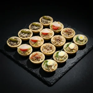 Catering Box mit 16 Salat-Tartelettes: Caesar, Leberparfait mit Cornichon, Asiatischer Nudelsalat und Lachs-Salat mit Wachtelei